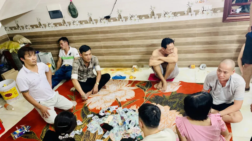 Các đối tượng thời điểm bị lực lượng chức năng phát hiện. Ảnh: Công an Hà Tĩnh cung cấp