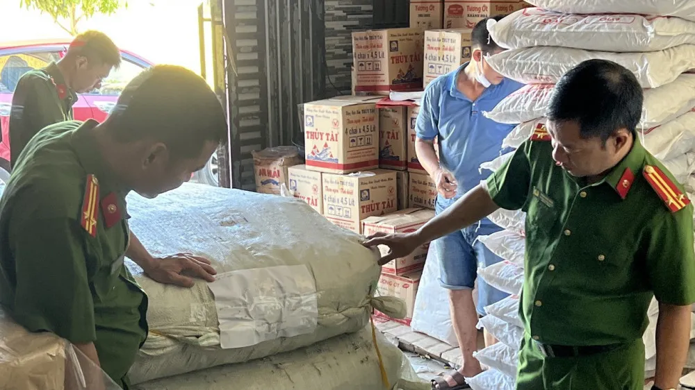 Lực lượng chức năng kiểm tra cơ sở kinh doanh ở xã Cẩm Bình. Ảnh: Công an Hà Tĩnh cung cấp