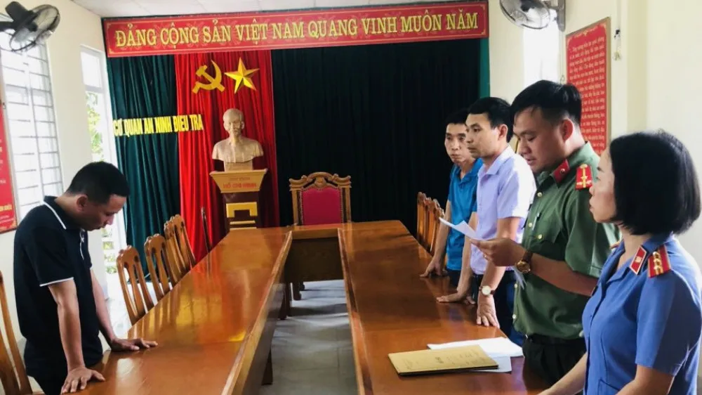 Cơ quan chức năng đọc lệnh khởi tố đối tượng Lê Thế Dũng. Ảnh: Công an Hà Tĩnh