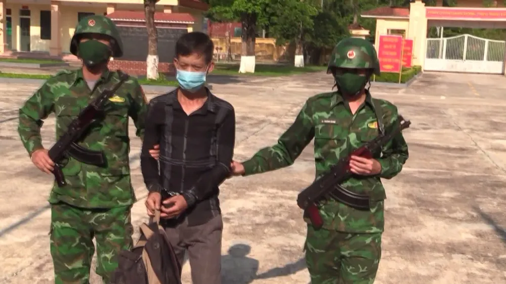 Lực lượng chức năng áp giải Hoàng Công Hưởng về trụ sở điều tra