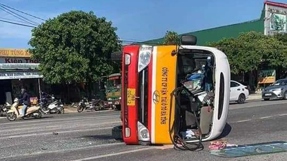Hà Tĩnh: Tai nạn giữa xe buýt và xe đầu kéo trên Quốc lộ 1, nhiều người nhập viện 