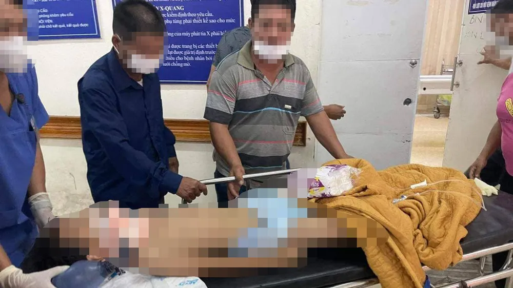 Nam học sinh được đưa vào bệnh viện cấp cứu