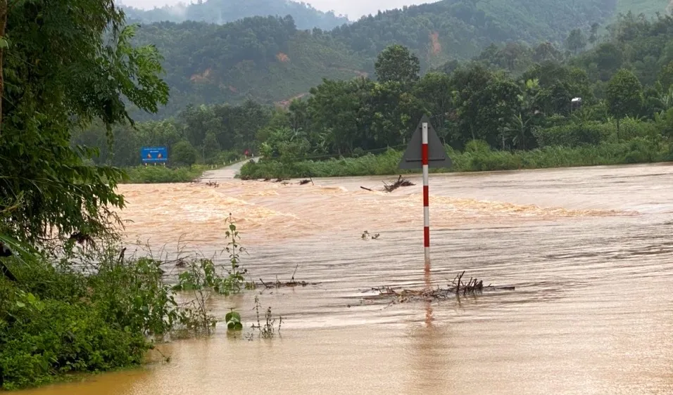Cầu tràn bắc qua sông Ngàn Sâu vào bản Rào Tre (ở xã Hương Liên, huyện Hương Khê, Hà Tĩnh) đã bị ngập nước sâu, gây chia cắt hoàn toàn