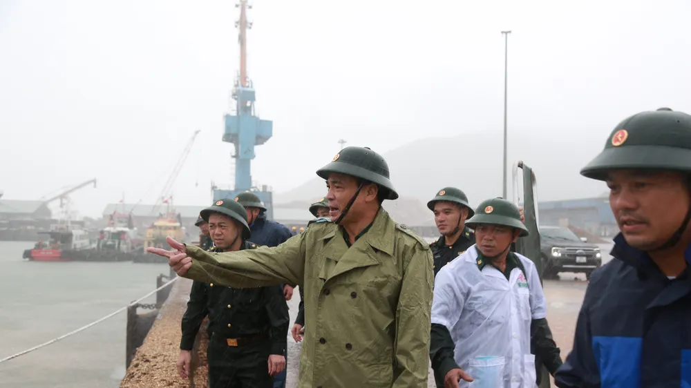 Đại tá Hoàng Viết Dũng chỉ đạo công tác tìm kiếm cứu hộ, cứu nạn tàu cá gặp nạn trên biển