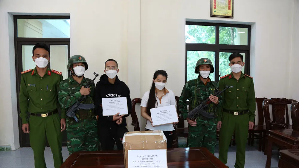 Đối tượng Phạm Quang Huy và Hoàng Thị Khánh Ly cùng tang vật bị bắt giữ