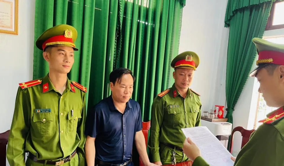 Công an huyện Nghi Xuân tống đạt quyết định khởi tố đối với Trần Văn Ngọc. Ảnh: Công an huyện Nghi Xuân