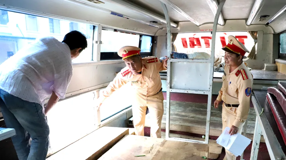Lực lượng Cảnh sát giao thông kiểm tra số gỗ trên xe khách. Ảnh: Công an Hà Tĩnh
