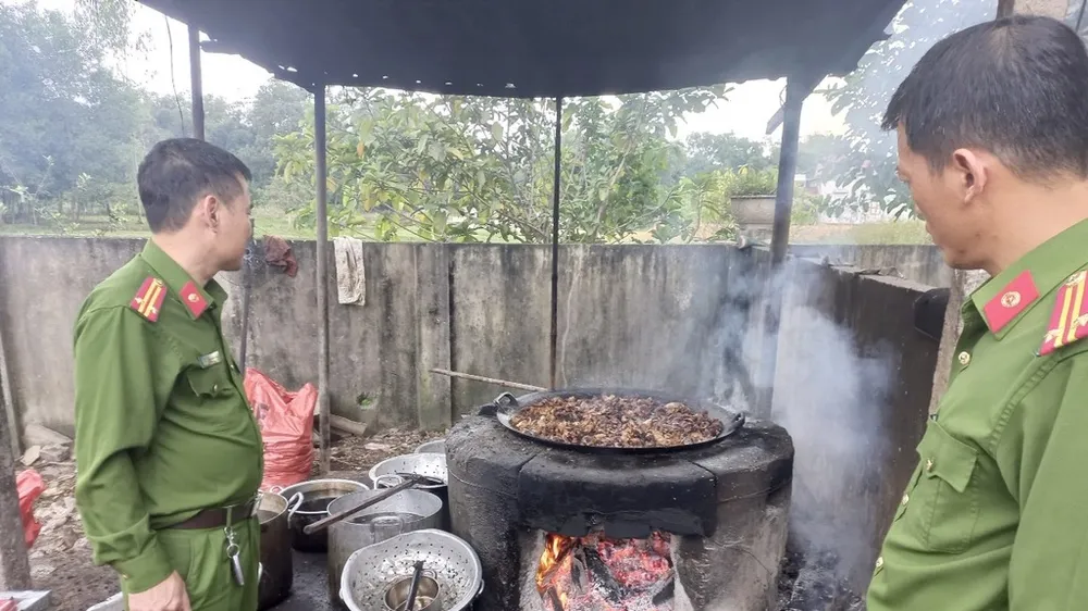 Lực lượng chức năng kiểm tra cơ sở kinh doanh chế biến mỡ động vật trên địa bàn huyện Can Lộc. Ảnh: Công an Hà Tĩnh