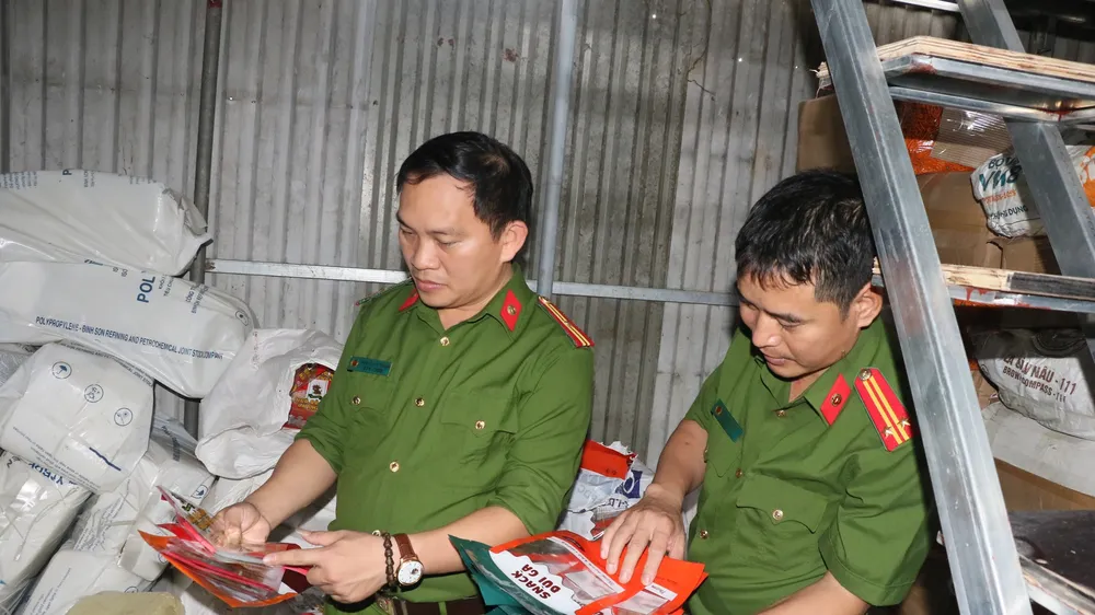 Lực lượng chức năng kiểm tra số bao bì được dập sẵn để đóng gói. Ảnh: Công an Hà Tĩnh