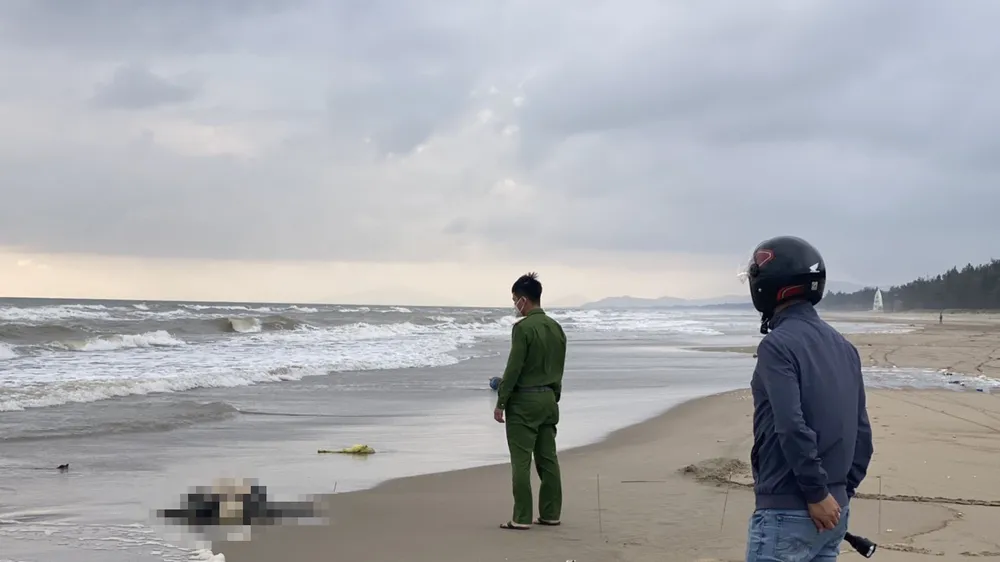 Thi thể người đàn ông được phát hiện trôi dạt vào bờ biển thôn Yên Hải, xã Xuân Yên, sáng 20-11