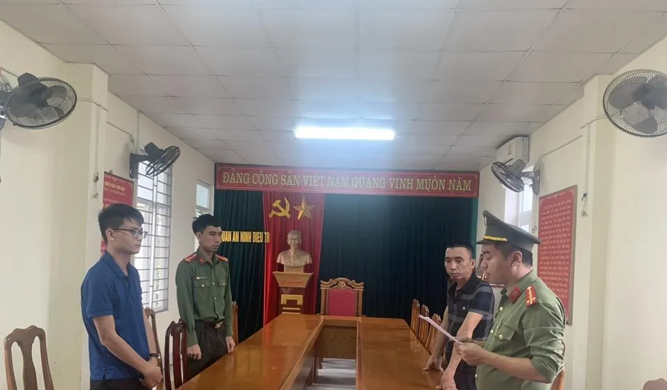 Cơ quan công an đọc lệnh khởi tố đối tượng. Ảnh: VKSND tỉnh Hà Tĩnh