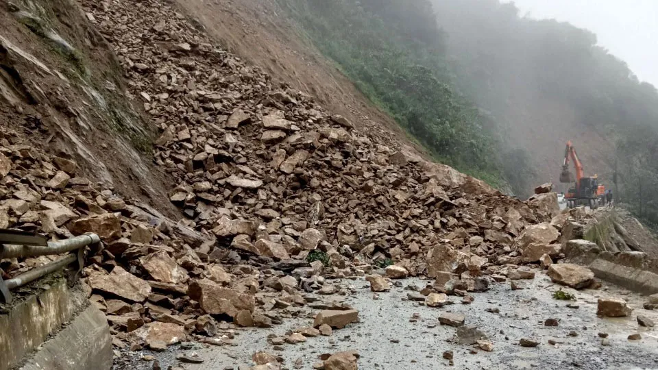 Hà Tĩnh: Sạt lở trên Quốc lộ 8A, đường lên cửa khẩu quốc tế Cầu Treo bị ách tắc