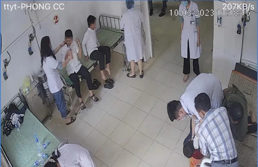 Thời điểm các bác sĩ đang thăm khám cho các em học sinh bị ngộ độc