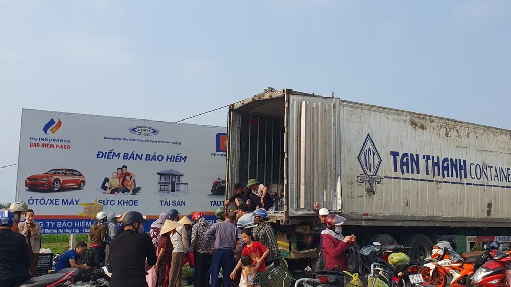 Người dân và chính quyền địa phương giúp tài xế bốc vác, tiêu thụ hàng tấn xoài sau vụ tai nạn