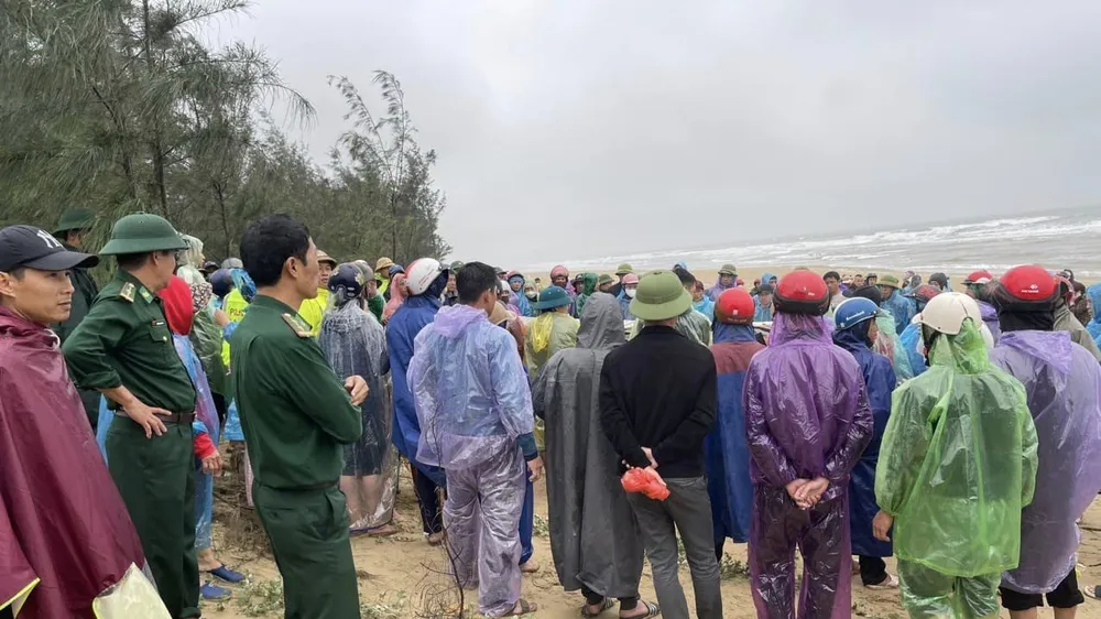 Chiều 27-3, các lực lượng chức năng và người dân đã tìm thấy thi thể em N.T.N.T.
