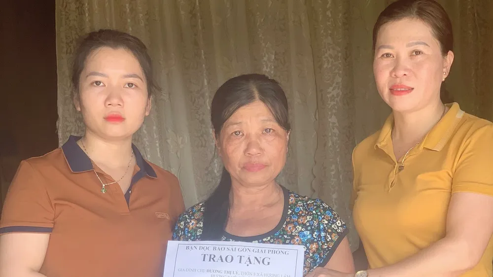 Trao tiền hỗ trợ các gia đình khó khăn ở miền Trung