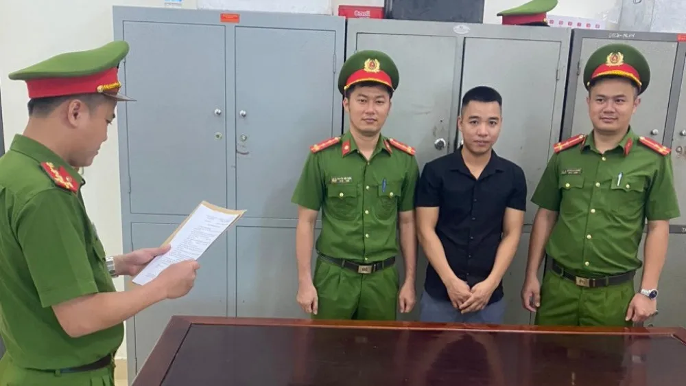 Công an huyện Can Lộc công bố quyết định khởi đối tượng. Ảnh: Công an Hà Tĩnh