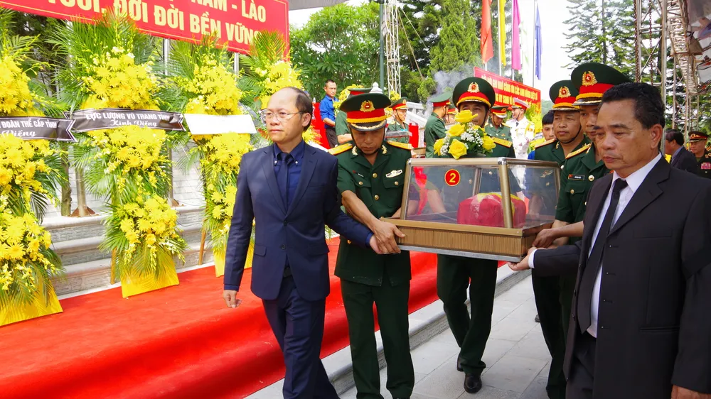 Lễ an táng hài cốt liệt sĩ tại Nghĩa trang liệt sĩ Quốc gia Nầm