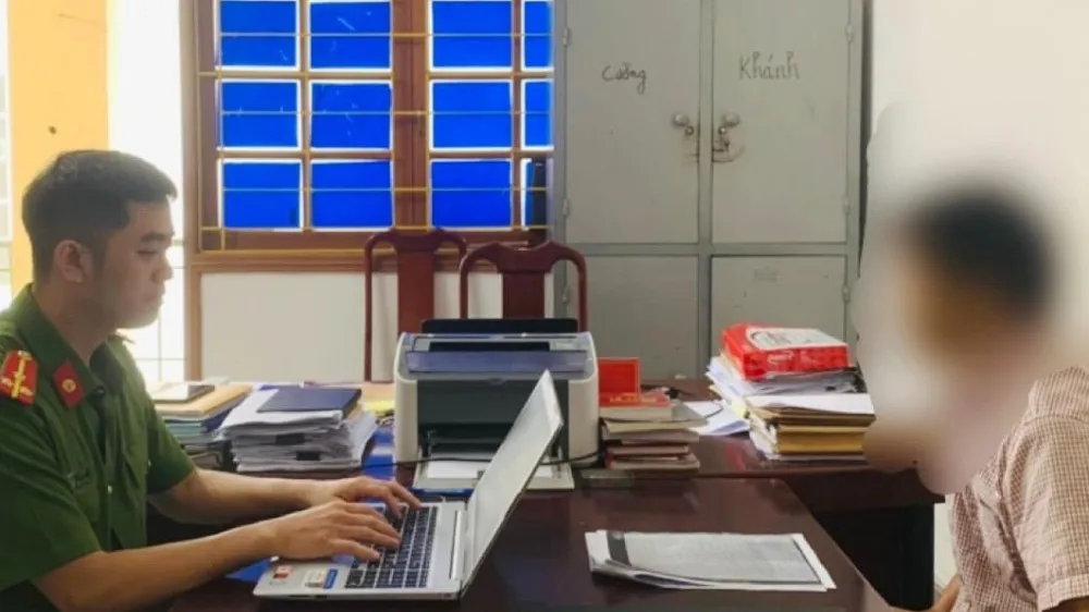 Cán bộ Phòng Cảnh sát hình sự làm việc với người nhà nạn nhân. Ảnh: Công an Hà Tĩnh