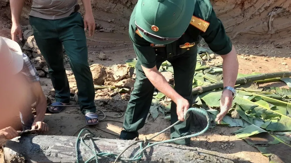 Lực lượng chức năng tiến hành các bước để vận chuyển quả bom về điểm tập kết để hủy nổ