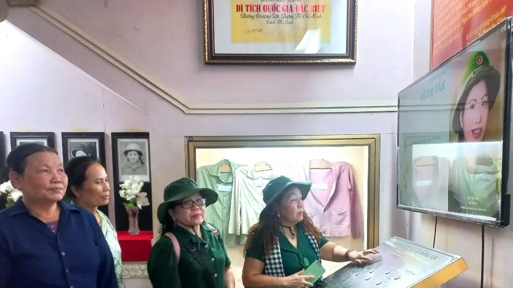 Khách tham quan hệ thống thiết bị ứng dụng công nghệ số giới thiệu về Khu di tích Ngã ba Đồng Lộc