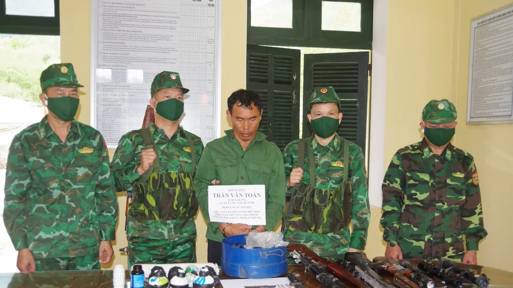 Lực lượng chức năng bắt giữ đối tượng Trần Văn Toàn cùng tang vật