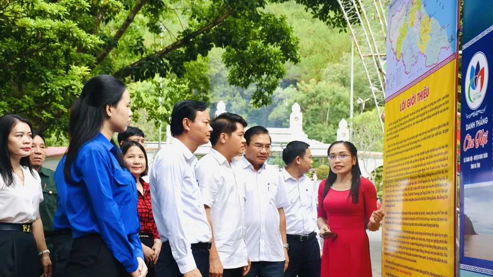 Các đại biểu và nhân dân tham quan triển lãm "Hà Tĩnh - Điểm hẹn" tại Tuần văn hóa "Linh thiêng Đồng Lộc"
