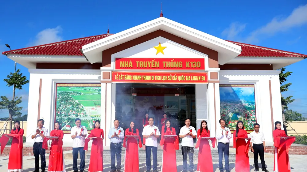 Chủ tịch UBND tỉnh Hà Tĩnh Võ Trọng Hải và các đại biểu cắt băng khánh thành công trình Di tích Lịch sử cấp quốc gia Làng K130