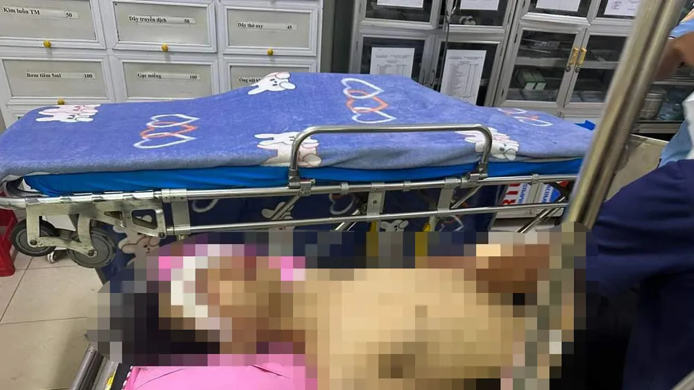 Em V.T.T. bị thương nặng được đưa đi cấp cứu 