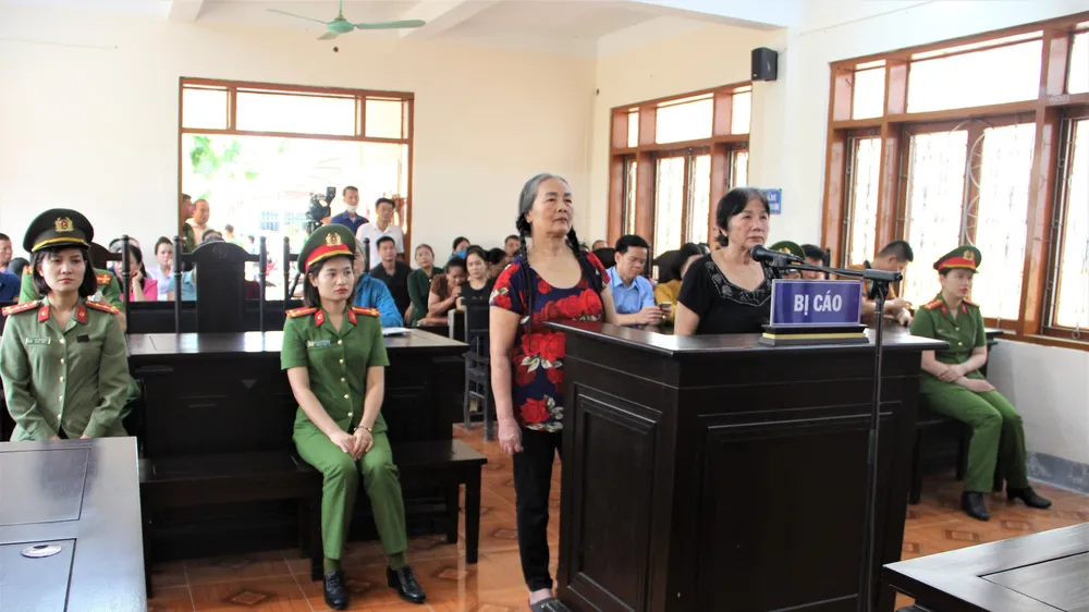 Bị cáo Hoàng Thị Sơn (áo đỏ) và bị cáo Thái Thị Bé (áo đen) tại phiên tòa
