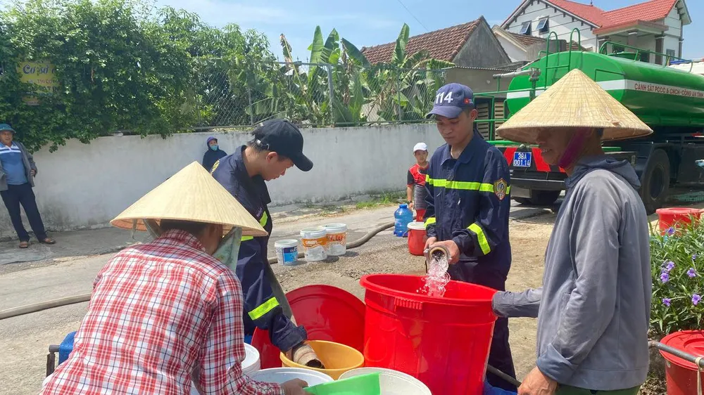 Xe chuyên dụng của Phòng Cảnh sát Phòng cháy chữa cháy và Cứu nạn cứu hộ Công an Hà Tĩnh chở nước sạch phục vụ người dân