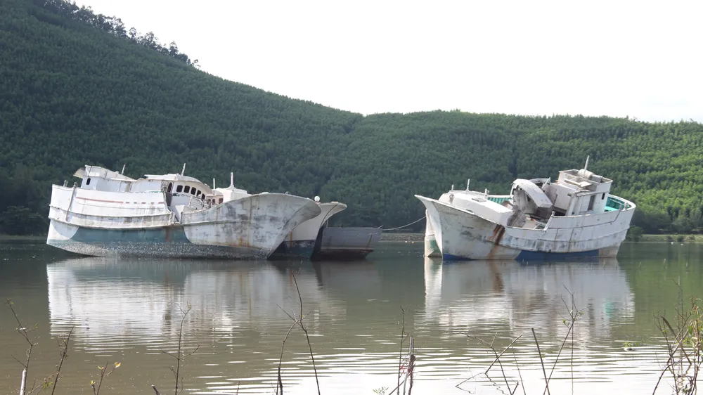 Các tàu cá mắc cạn, bỏ không ở khu vực âu tránh trú bão xã Kỳ Hà