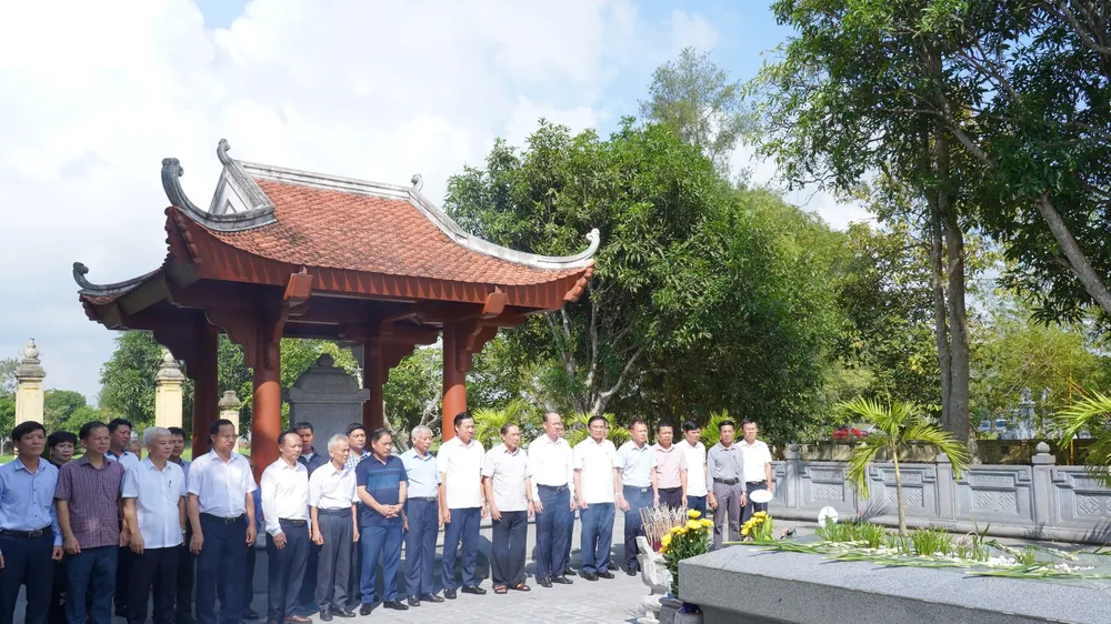 Các đại biểu dâng hương tưởng niệm tại phần mộ Đại thi hào Nguyễn Du