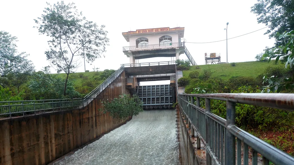 Hồ chứa nước Bộc Nguyên xả tràn lúc 8 giờ ngày 10-10-2023