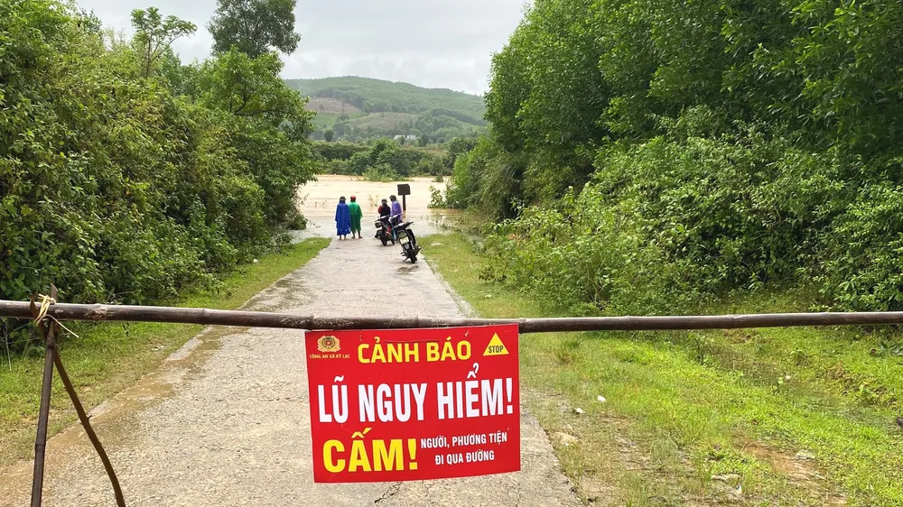 Hà Tĩnh: Mưa lớn gây sạt lở ách tắc tuyến Tỉnh lộ 551 và nhiều cầu bị ngập sâu 