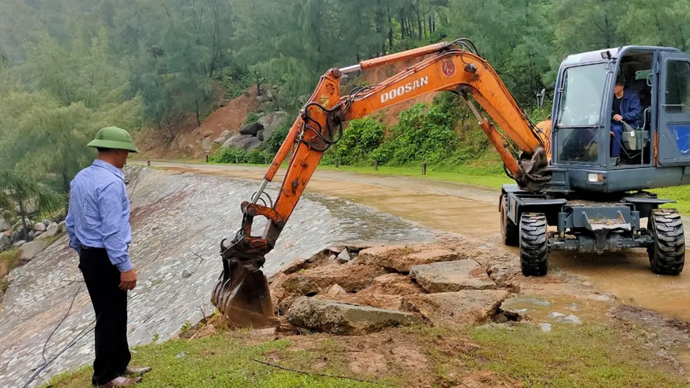 San lấp "hố tử thần" trên đường quốc phòng ven biển Cẩm Lĩnh - Kỳ Xuân