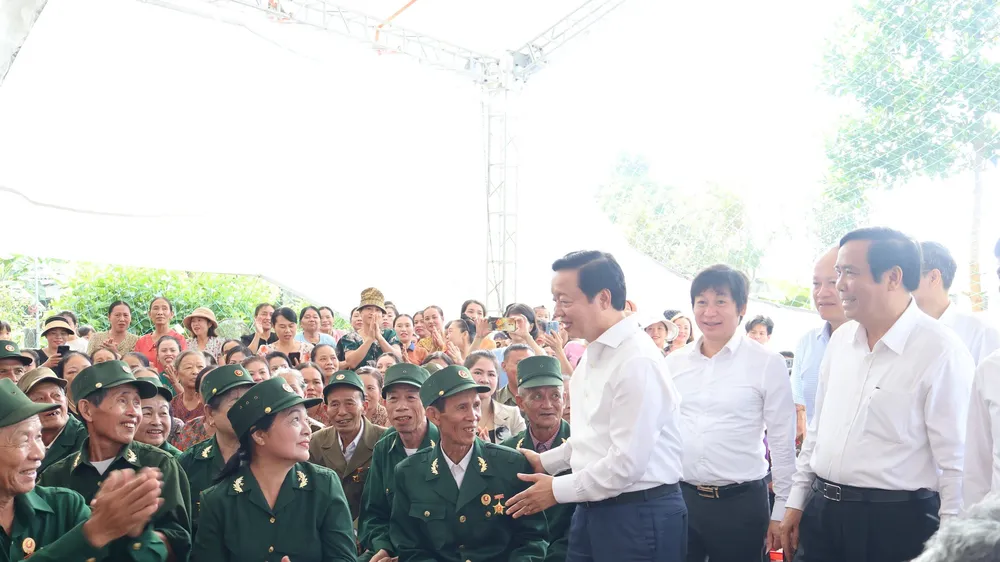 Phó Thủ tướng Chính phủ Trần Hồng Hà thăm hỏi người dân thôn Hạ Triều 