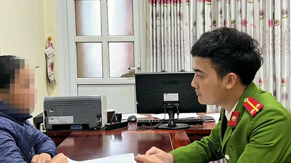 Cơ quan công an triệu tập, làm việc với đối tượng có hành vi kích động người dân cản trở việc chuẩn bị khai thác mỏ cát. Ảnh: CA Hà Tĩnh