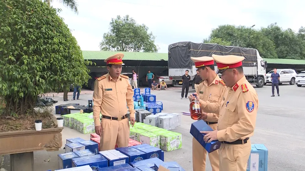 Lực lượng CSGT kiểm đếm số lượng hàng vi phạm 