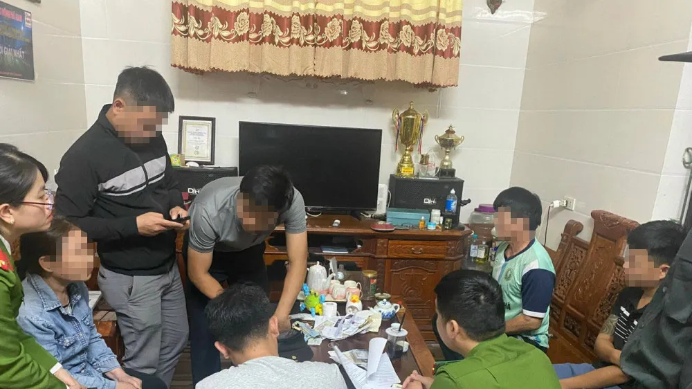 Lực lượng chức năng khám xét tại nhà một trong số các đối tượng. Ảnh: CA Hà Tĩnh 
