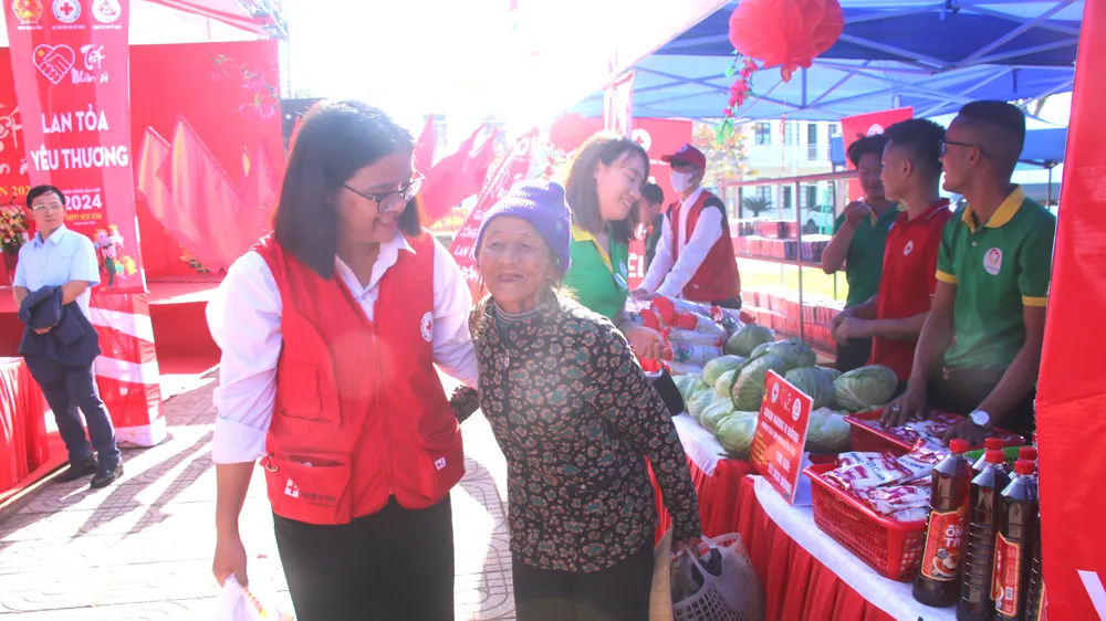 Phó Chủ tịch Quốc hội tham dự chương trình “Tết nhân ái - Xuân Giáp Thìn 2024" tại Hà Tĩnh