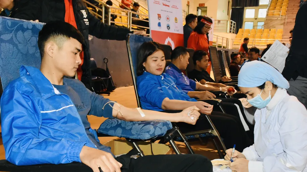 Các tình nguyện viên tham gia hiến máu 
