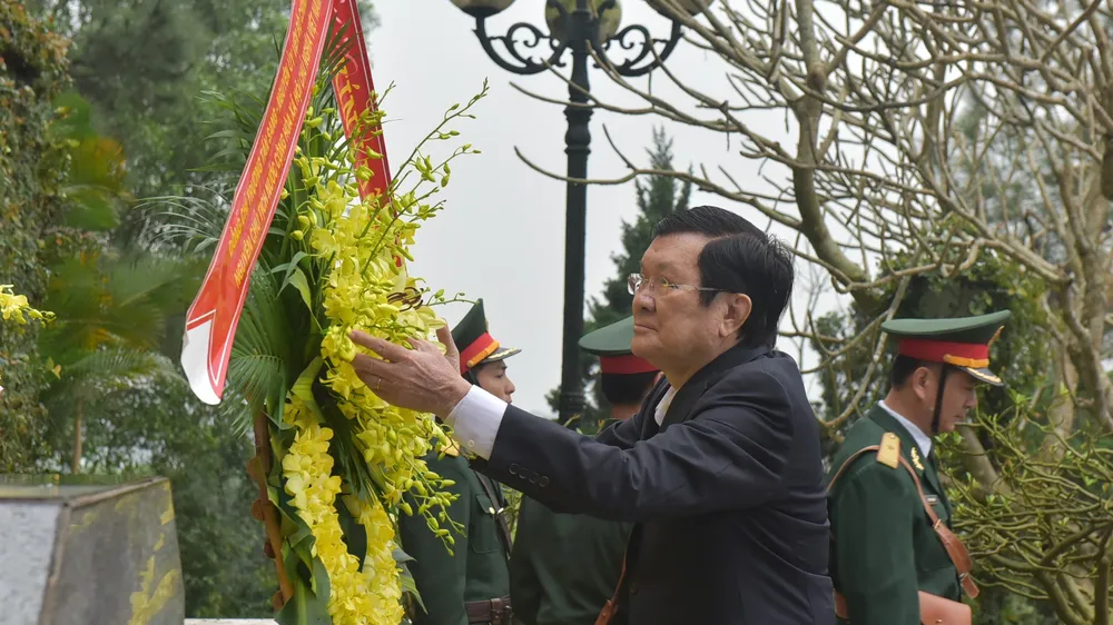 Nguyên Chủ tịch nước Trương Tấn Sang đặt vòng hoa tại Khu mộ Tổng Bí thư Trần Phú 