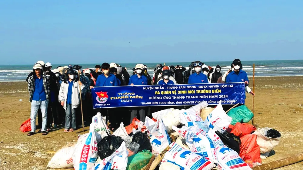 Tuổi trẻ Hà Tĩnh ra quân dọn vệ sinh môi trường biển 