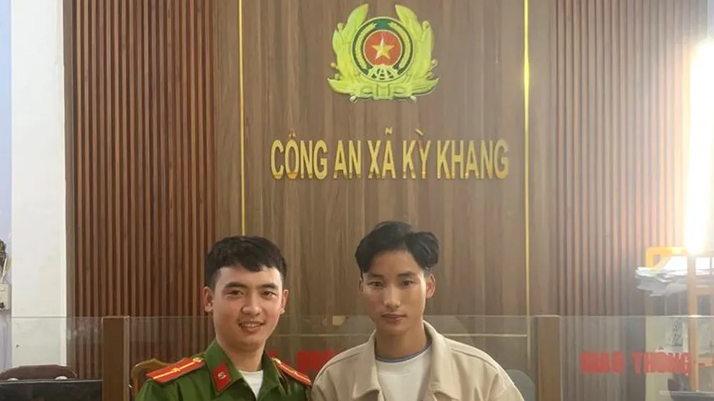 Em Đoàn Quang Vinh trình báo công an xã tìm người chuyển nhầm 200 triệu đồng để trả lại
