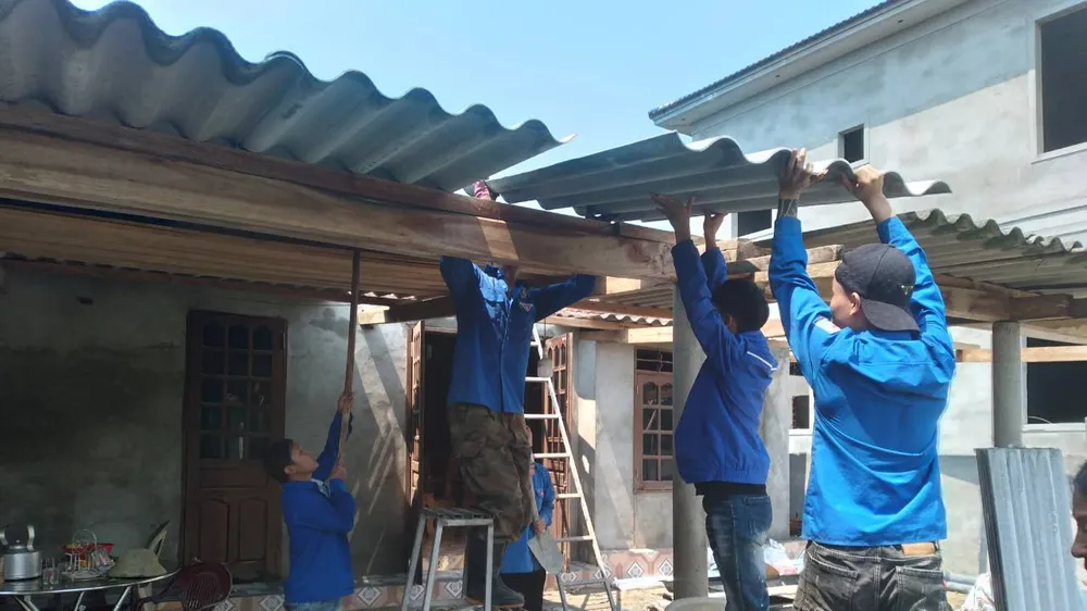 Đoàn viên thanh niên giúp dân khắc phục hậu quả lốc xoáy 