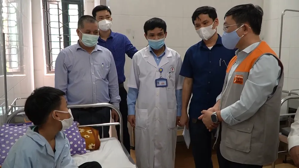 Đoàn công tác kiểm tra sức khỏe bệnh nhân đang điều trị tại Bệnh viện Đa khoa huyện Đức Thọ 