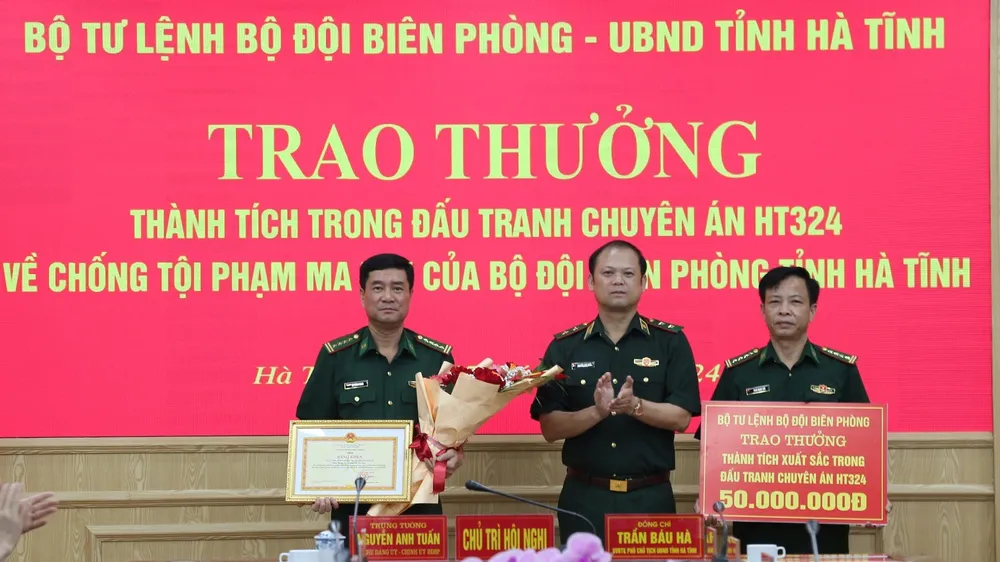 Trung tướng Nguyễn Anh Tuấn, Bí thư Đảng ủy, Chính ủy BĐBP Việt Nam trao thưởng ban chuyên án 
