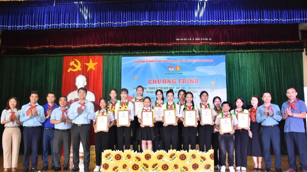 Tuyên dương 13 "Chiến sĩ nhỏ Điện Biên" 
