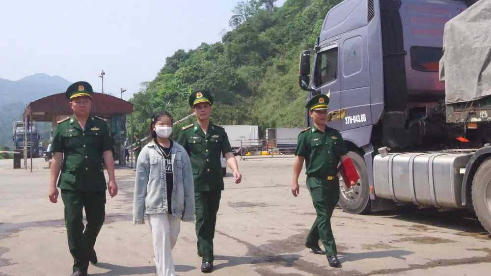 Lực lượng Bộ đội Biên phòng đưa cháu gái về Việt Nam an toàn 